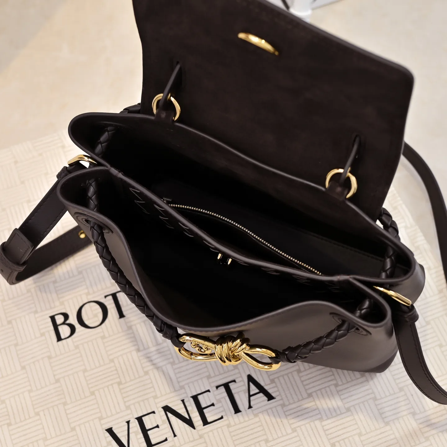 Batch 2060 #Bv New Small Ciao Ciao Handbag Who carried the cute little Ciao Ciao out on the street❣️Made of Dutch Silky Calf calfskin ~ silky to the touch. The leather is thick, and the suede lining is soft and comfortable. The relaxed feeling of stacked smooth leather, the representative woven element shoulder strap, and the perfect embellishment of golden buckles💥The unique bag shape is casual and exquisite, and super practical☄️Carry Ciao Ciao to accompany you in various occasions, and be the most stylish you🎀 Size: 26x19x10.5 Style No. 5835#